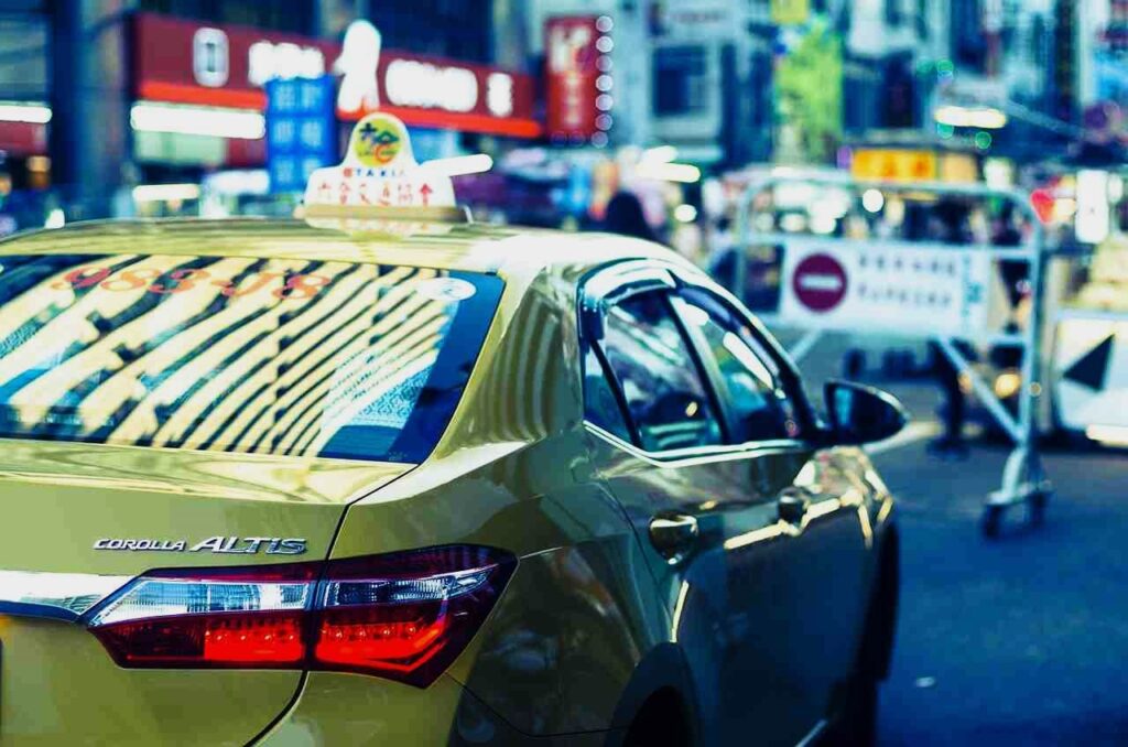 Late-Night Weybridge Flight? Our Airport Taxi Waits 45 Minutes Free